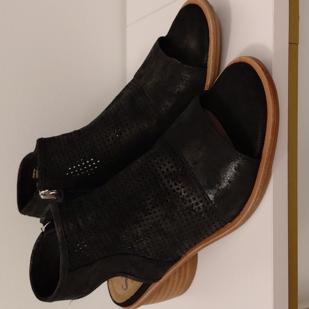 Sofft Perforated Leather Open Toe Heel Shoes. Size 7